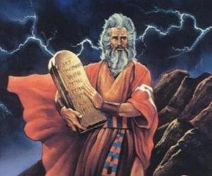 пазл Моисей со скрижалями закона, на которых написаны десять заповедей
